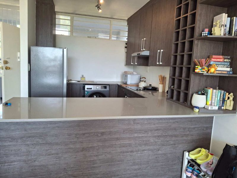 A BEAUTIFUL SUNNY ONE BEDROOM APARTMENT - Photo 6