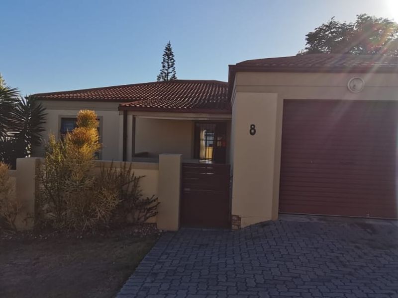 Stylish 3-Bed Townhouse in Cosmos Villas - Available 15 April 2026! - Photo 2