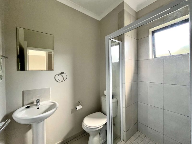 Stylish 1-Bed Garden Apartment in Sought-After The Woods Estate - Photo 7