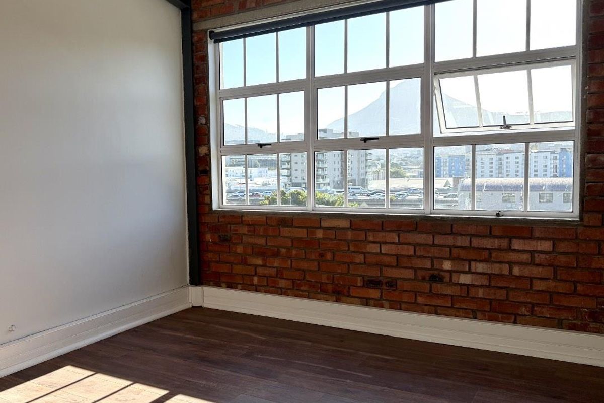 large industrial styled apartment - Photo 5