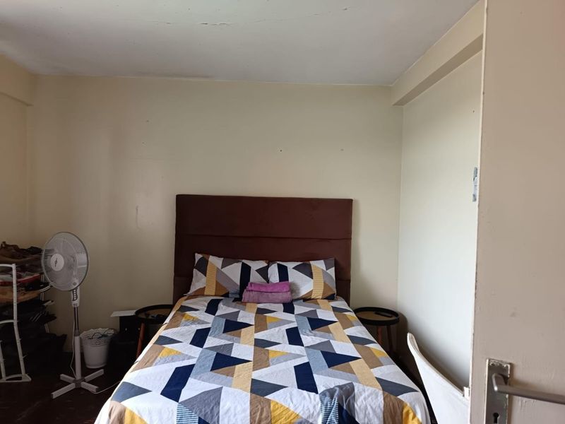 Well maintained secure 2 and half bedroom unit - Photo 7