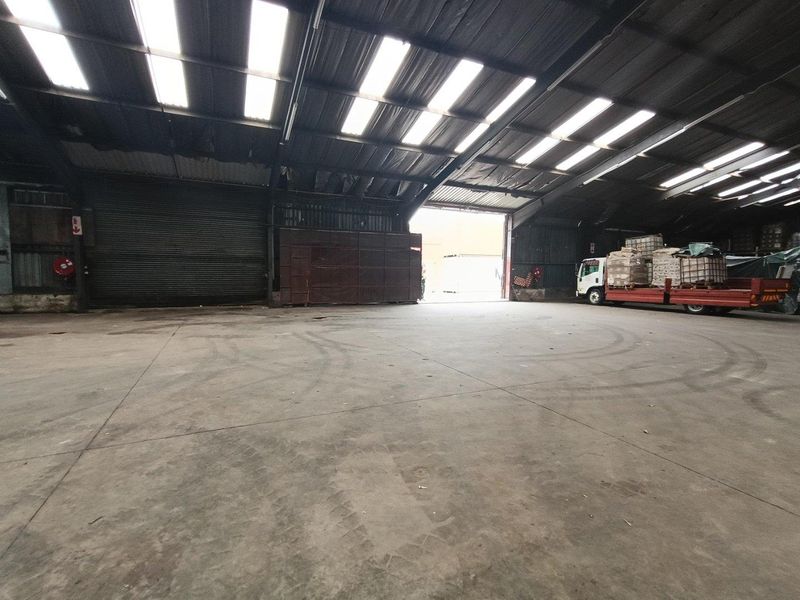 WAREHOUSE ON TRANSPORT ROUTE - Photo 4