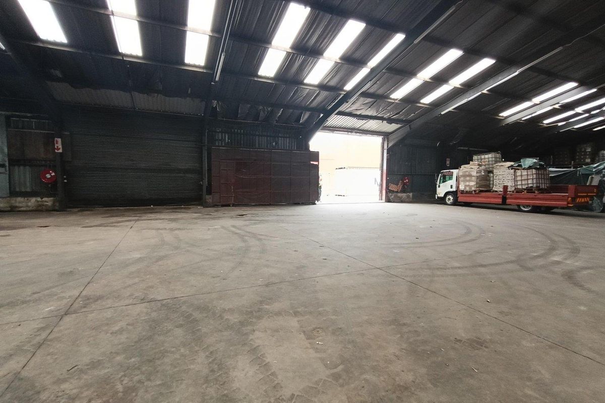 WAREHOUSE ON TRANSPORT ROUTE - Photo 4