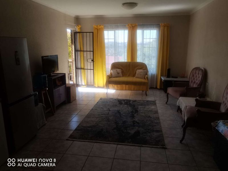 Cozy 2-Bedroom First-Floor Unit with Spacious Living - Photo 6
