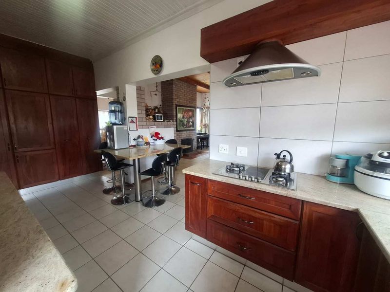 A home filled with heart, cherished by its current owner for the past 35 years - Photo 10