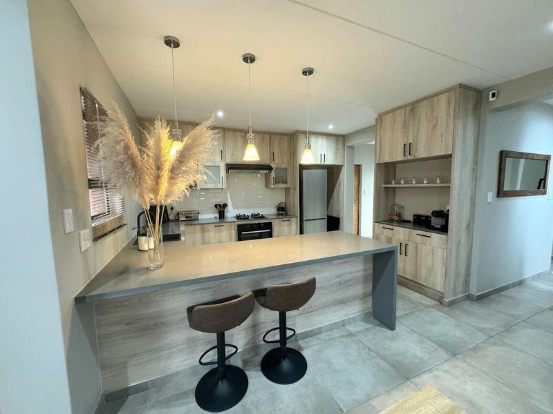 ELEGANT CONTEMPORARY LIVING AT IT'S FINEST - Photo 10