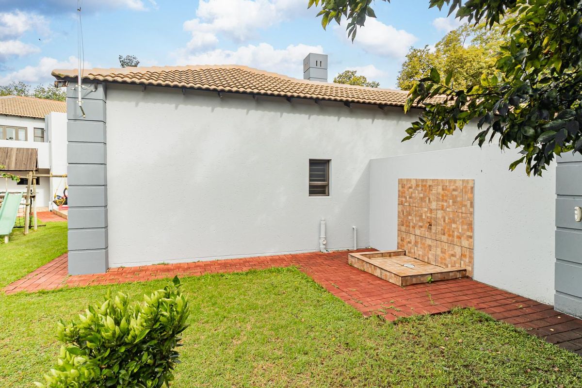 Elegant Eight-Bedroom Masterpiece in Sought-After Bryanston East - Photo 4