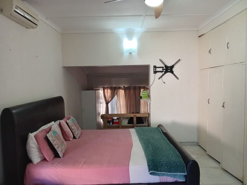 Spacious 4-Bedroom Family Home with Entertainment Area & Pool - Photo 10