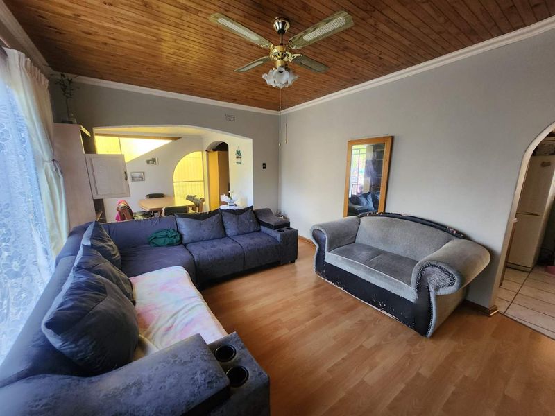 Solid 4-bedroom welcoming Golden Oldie family home in Verwoerdpark - Photo 4