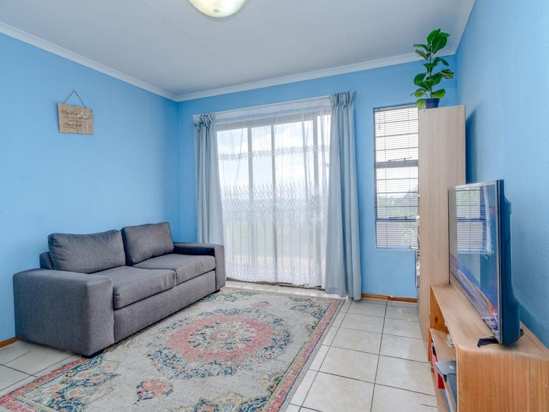 NEAT TOP-FLOOR APARTMENT IN WELTEVREDEN PARK - Photo 5