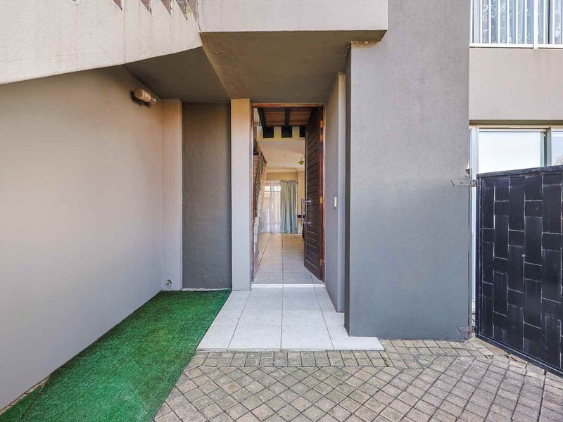 Stunning 4-Bedroom Family Home with Flatlet and Exceptional Entertainment Areas in Six Fountains Residential Estate - Photo 3