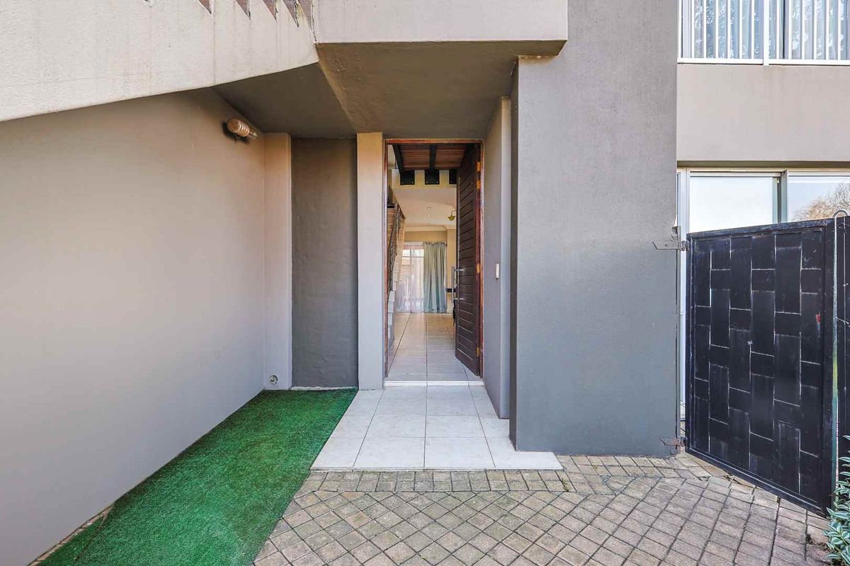 Stunning 4-Bedroom Family Home with Flatlet and Exceptional Entertainment Areas in Six Fountains Residential Estate - Photo 3
