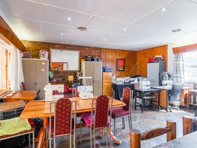 Spacious Family Living Awaits in Sought-After Suburb - Photo 4