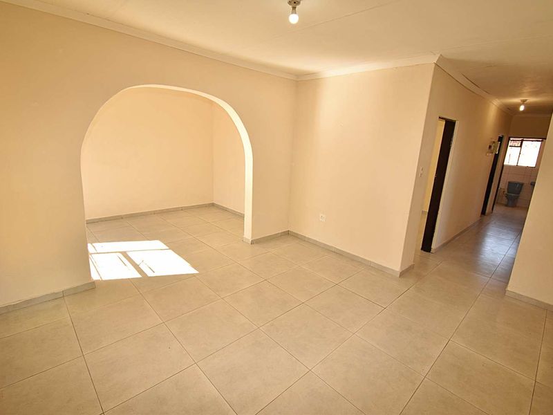 Large Family Home - Photo 8