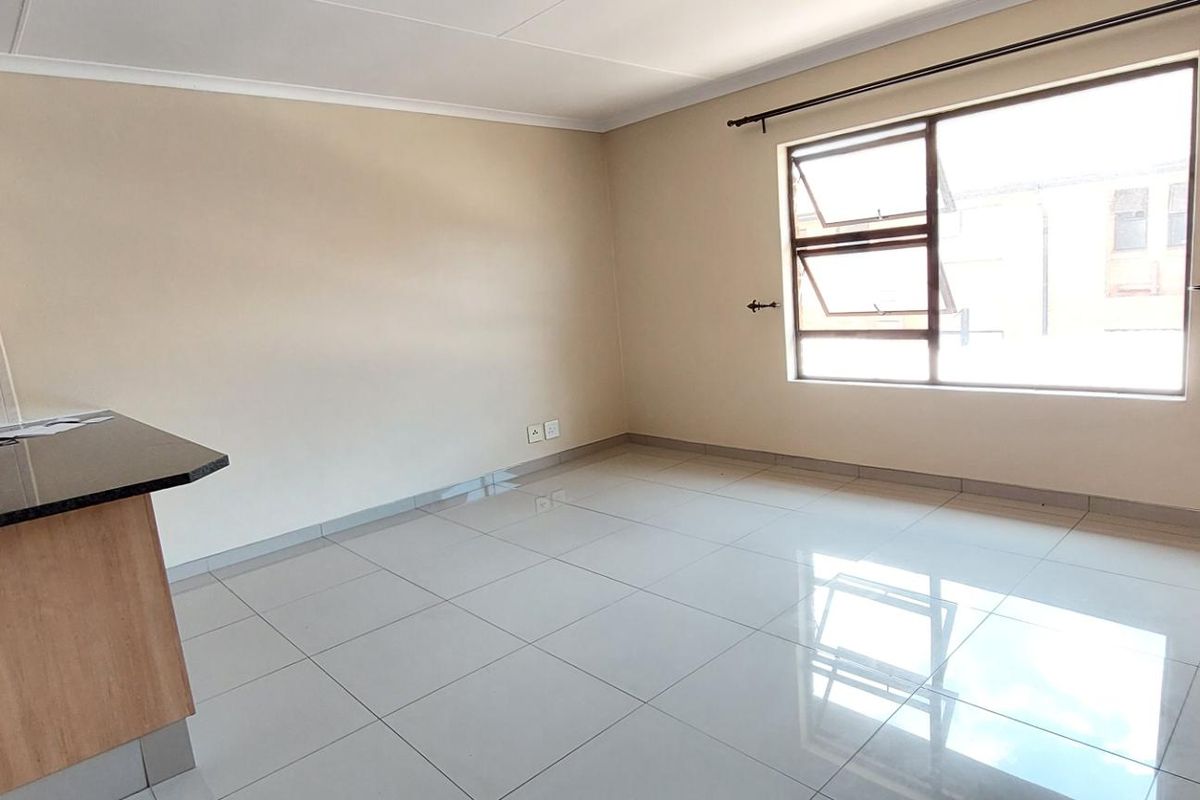 Modern 2 bedroomed pet friendly unit - Photo 3