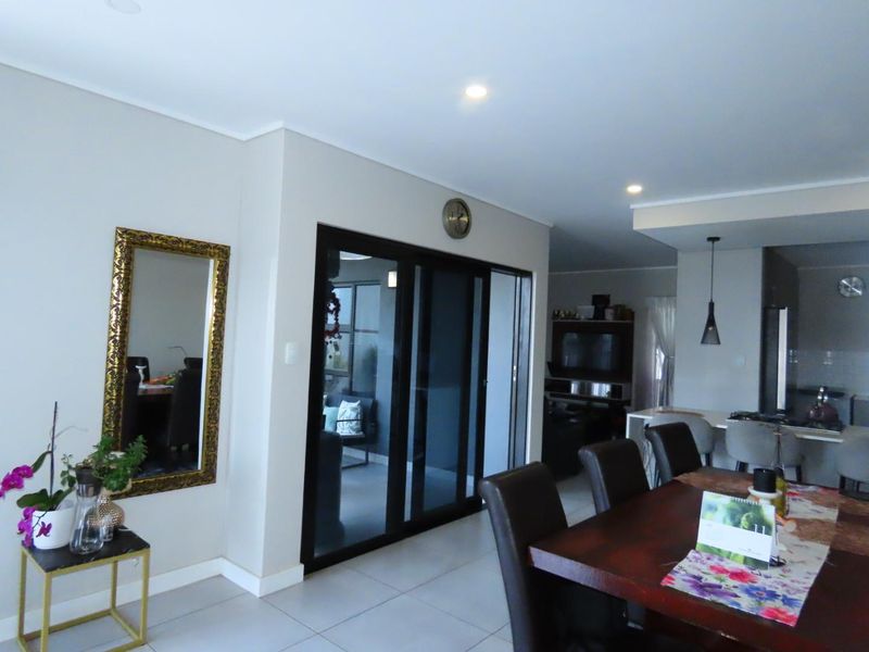 Luxury 3BR, 2.5BA Gem - Photo 7