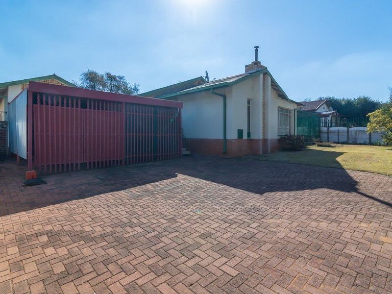 Seize the opportunity - light-filled Home with expansive backyard - Photo 2