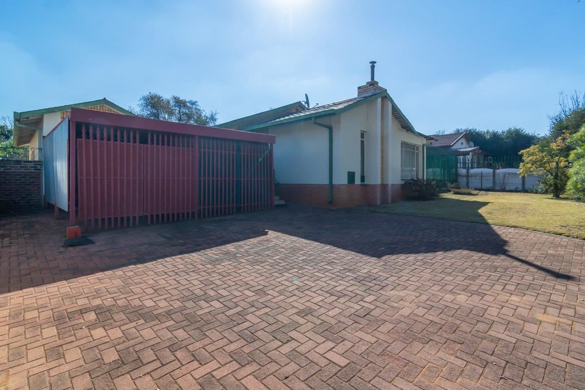 Seize the opportunity - light-filled Home with expansive backyard - Photo 2