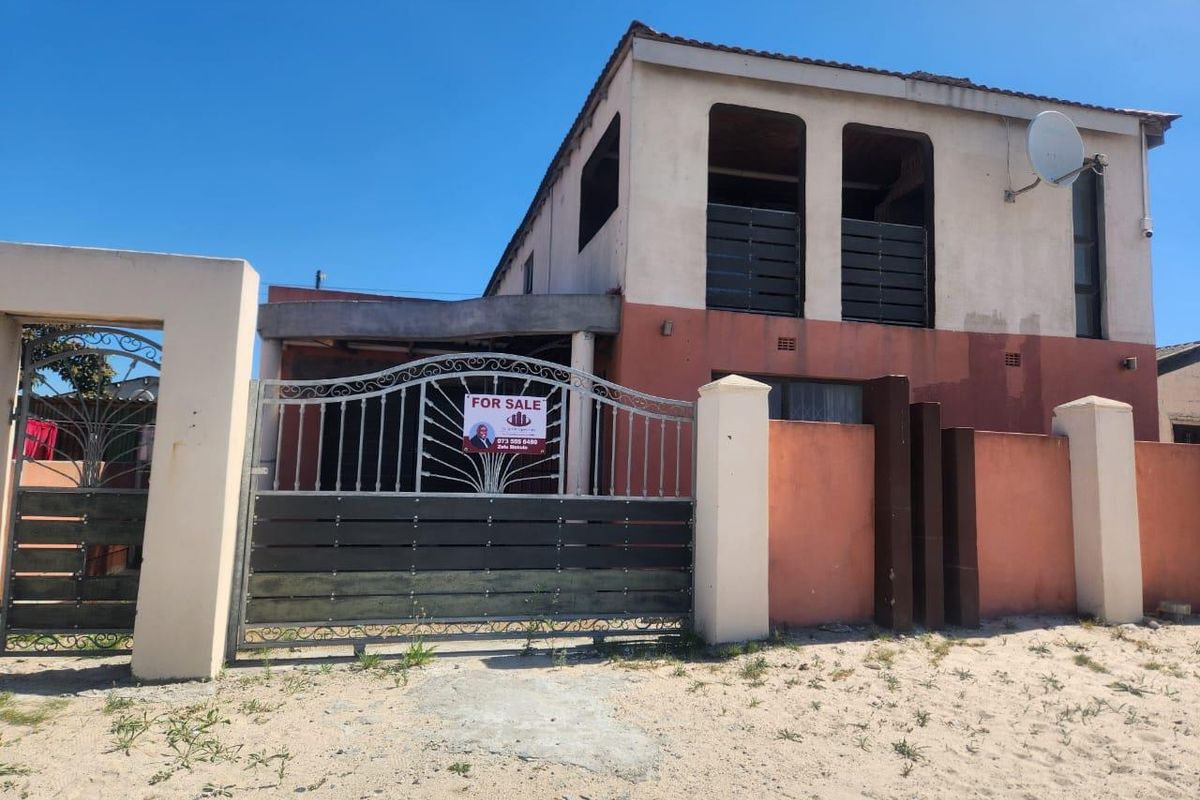 Spacious Family Home for Sale in Khayelitsha, E Section - Photo 2