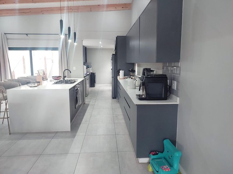 Beautiful Home For Rental in Palm Lakes Estate - Photo 6