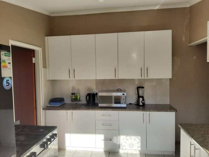 **Spacious Family Home with Additional Flats - Perfect for Investment or Family Living** - Photo 5