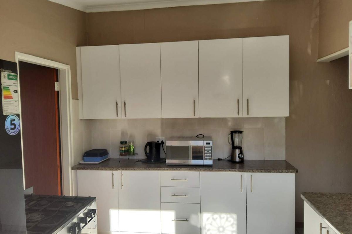 **Spacious Family Home with Additional Flats - Perfect for Investment or Family Living** - Photo 5