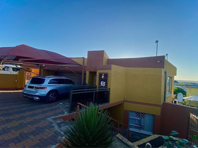 Beautiful Three-Storey Home with Flat for Sale in Dorado Park. - Photo 3
