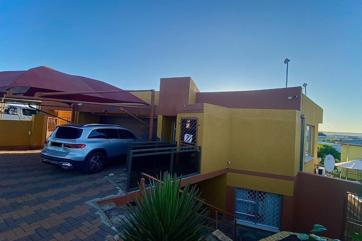 Beautiful Three-Storey Home with Flat for Sale in Dorado Park. - Photo 3