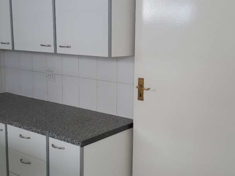 Lovely Unfurnished Unit in sought after Complex in Morningside - Photo 9
