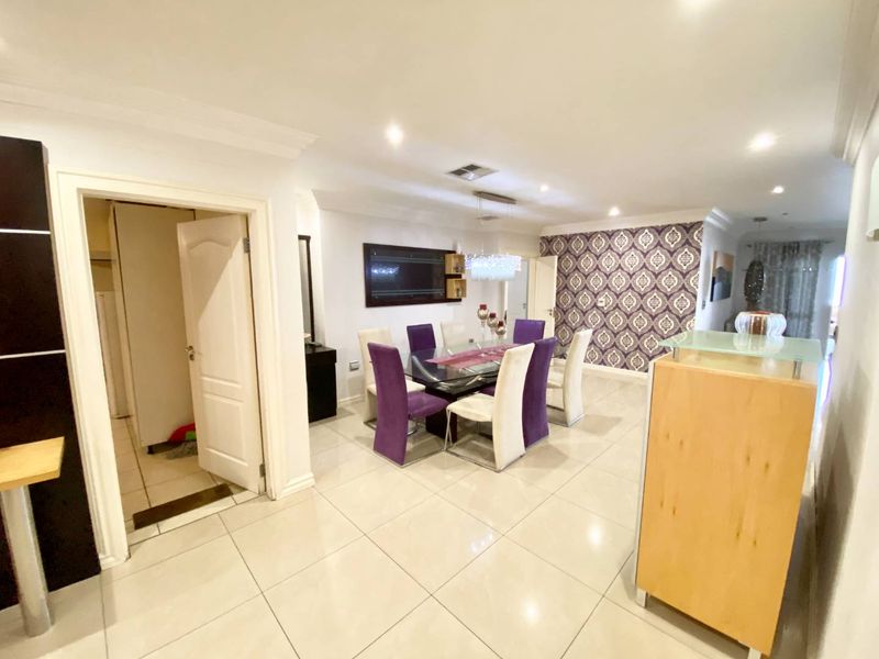 Fully furnished apartment with lovely sea views - 24hr security, pool and gym - Photo 9