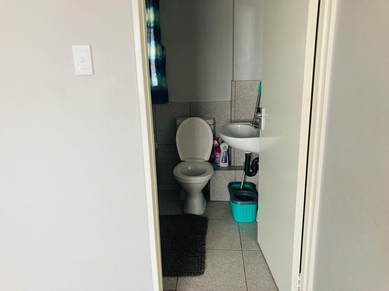 Modern Apartment Ground Floor Eagles@Riverside-R575 000 !! - Photo 10
