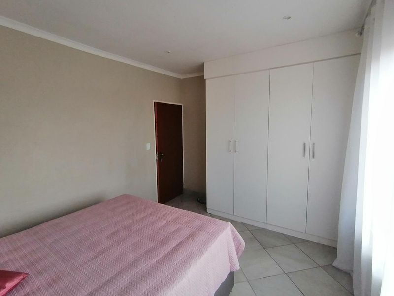 Modern 2-Bedroom Duplex in Prime Location - Photo 8