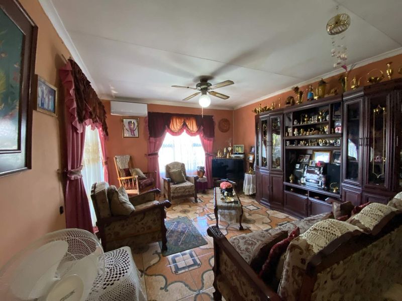 Stylish Freestanding Home in Newlands West – Tranquil Setting with Lush Gardens & Prime Convenience - Photo 6