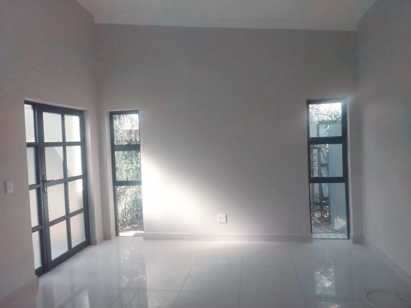 Modern 4 Bedroom for Rental in Palm Lakes Estate - Photo 6