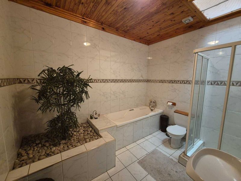 Luxury Hill 3 bedroom house with a view - Photo 10