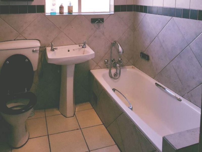 Live in Silverton's Heart: Spacious 2.5 Bed Apartment Awaits! - Photo 5