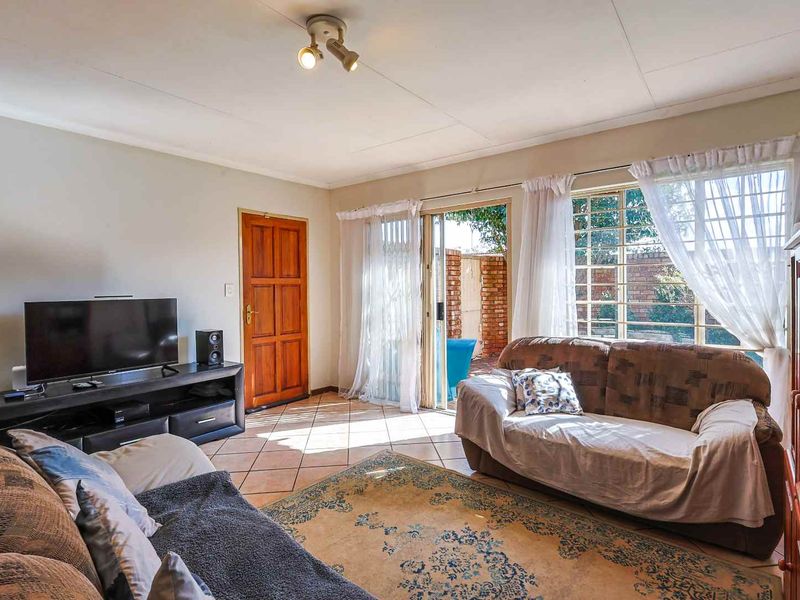 Picturesque 2-Bedroom Townhouse with Private Garden in Secure Lee Park Complex - Photo 8