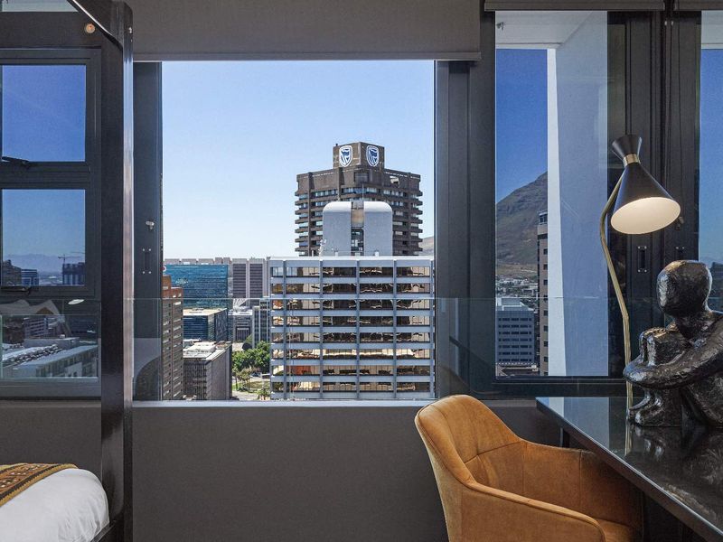 Airbnb money maker, high above the City lights of Cape Town! - Photo 4