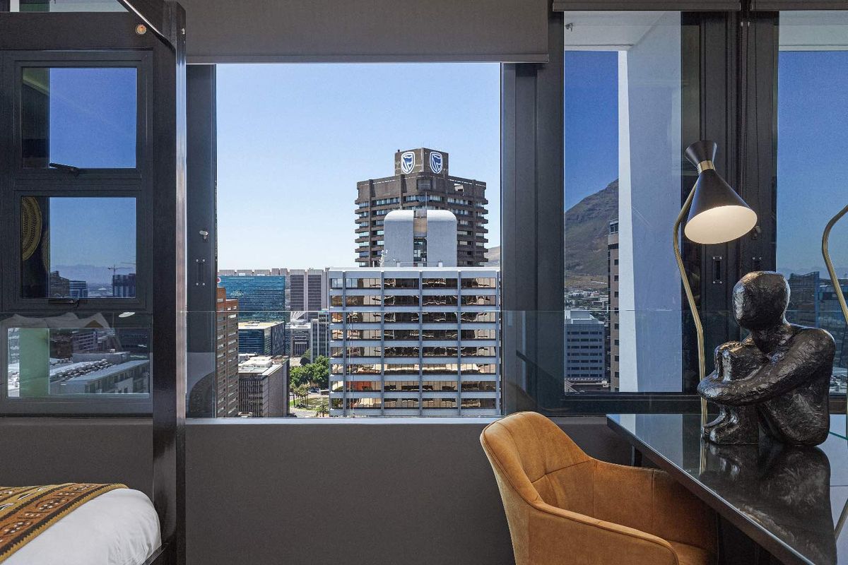 Airbnb money maker, high above the City lights of Cape Town! - Photo 4