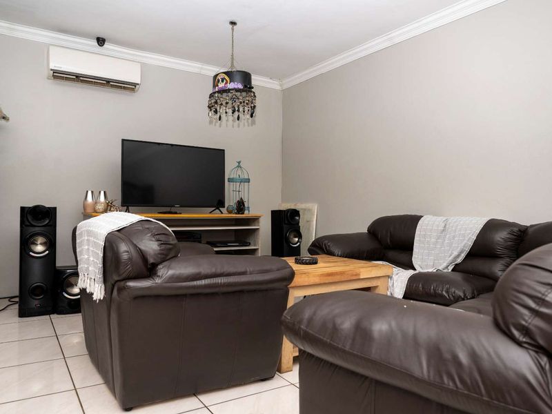 Spacious Haven 4-Bed Home with Pool, Flatlets & 6 Garages - Photo 10