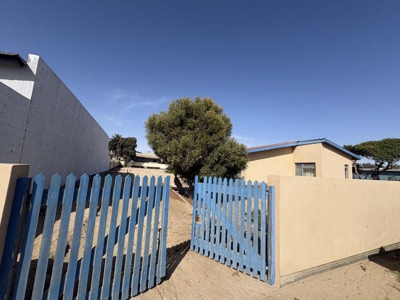 3 Bedrooms House For Sale - Photo 2