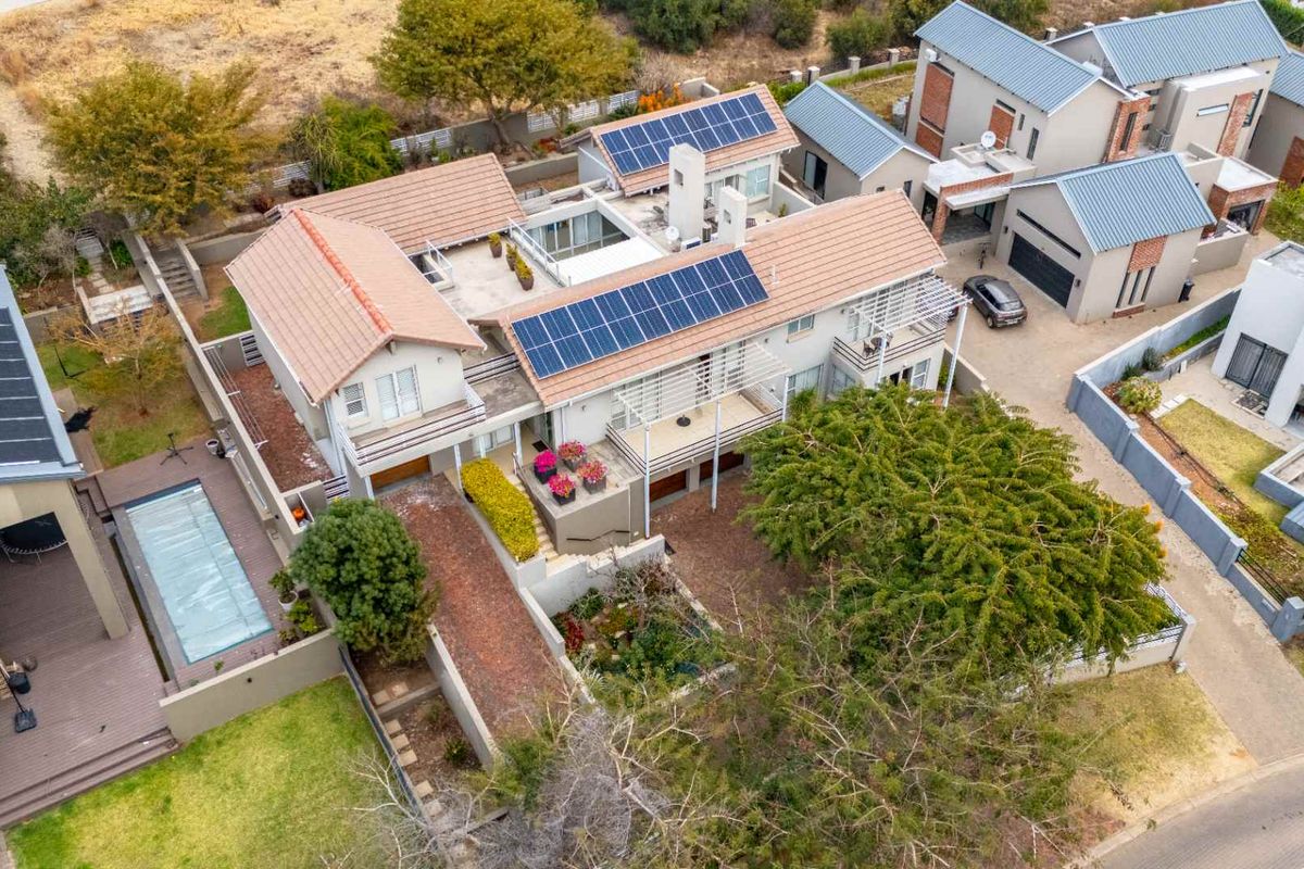 3 in 1! Versatile Executive Retreat with Mountain Views, Income Potential & Work-from-Home Elegance - Photo 3