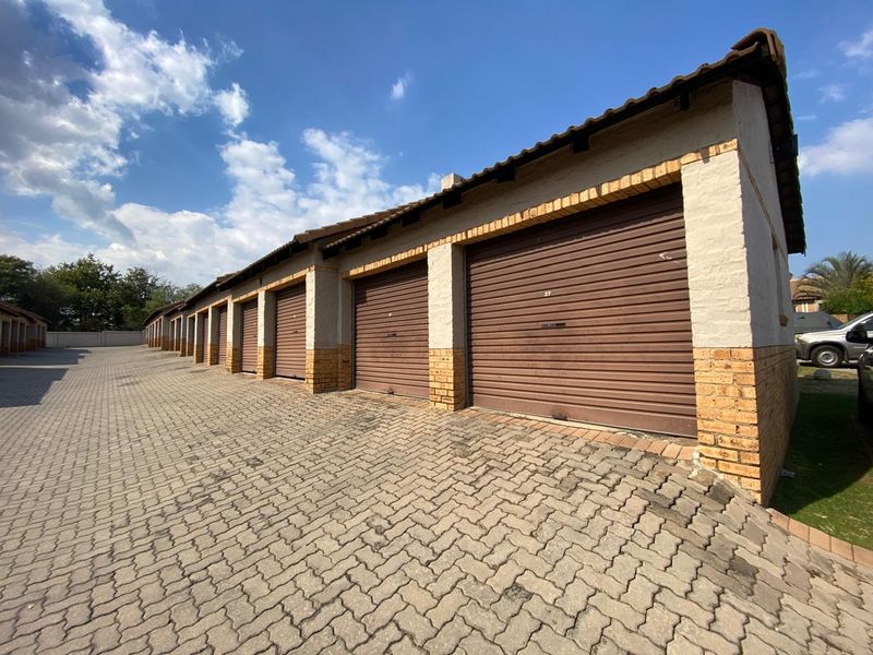 Spacious 3-bedroom apartment situated in Carlswald Manor the heart of Midrand. - Photo 2