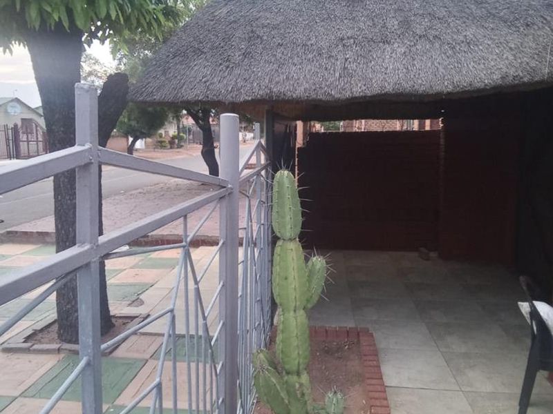 4 bedrooms house for sale in Soshanguve G - Photo 3