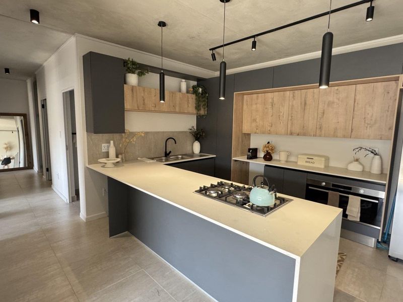 Luxury Redefined - Contemporary 3 Bedroom, 2.5 Bathroom Apartments in Waterkloof - Photo 2