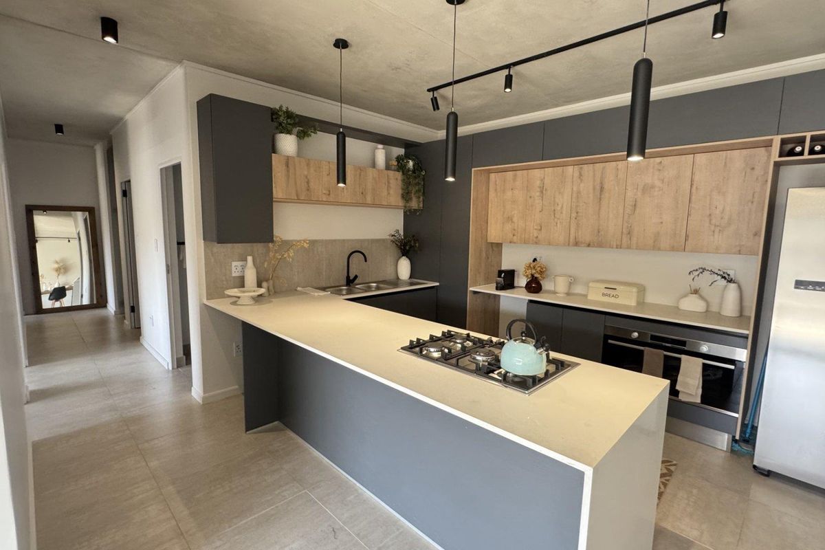 Luxury Redefined - Contemporary 3 Bedroom, 2.5 Bathroom Apartments in Waterkloof - Photo 2