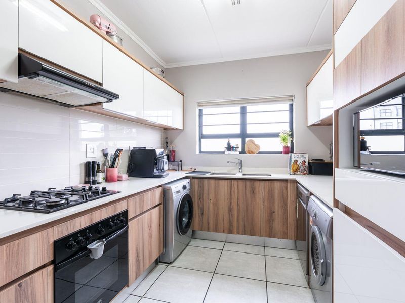 Three Bedroom Groundfloor Corner Apartment - Photo 8