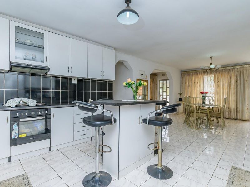 CHARMING FAMILY HOME IN MOBENI HEIGHTS - Photo 7