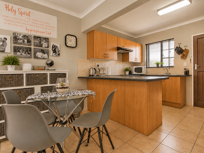 2 Beds, 2 Bath double garage - Photo 6