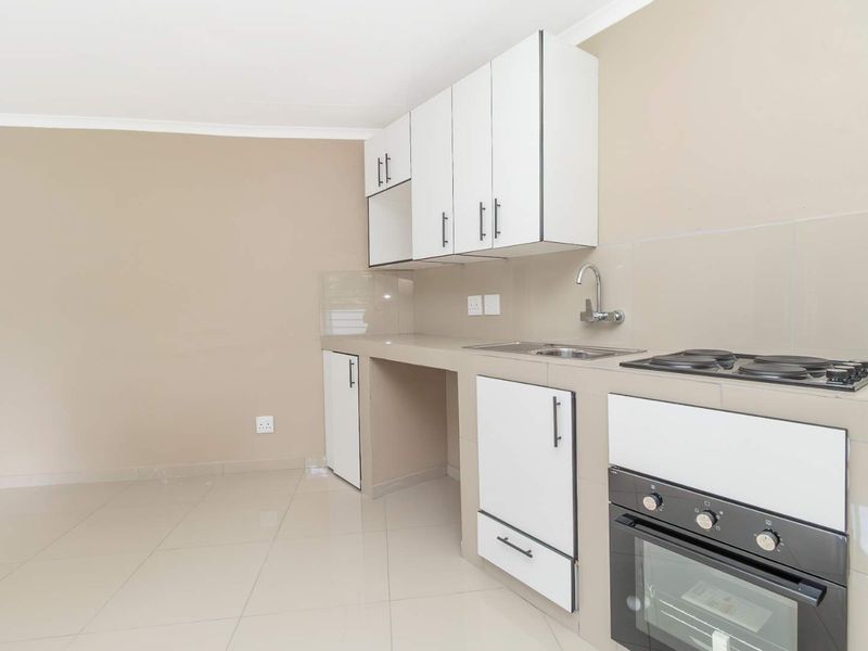 Beautifully-renovated 1-Bedroom Garden Cottage to Let in Hurlingham Manor - Photo 6